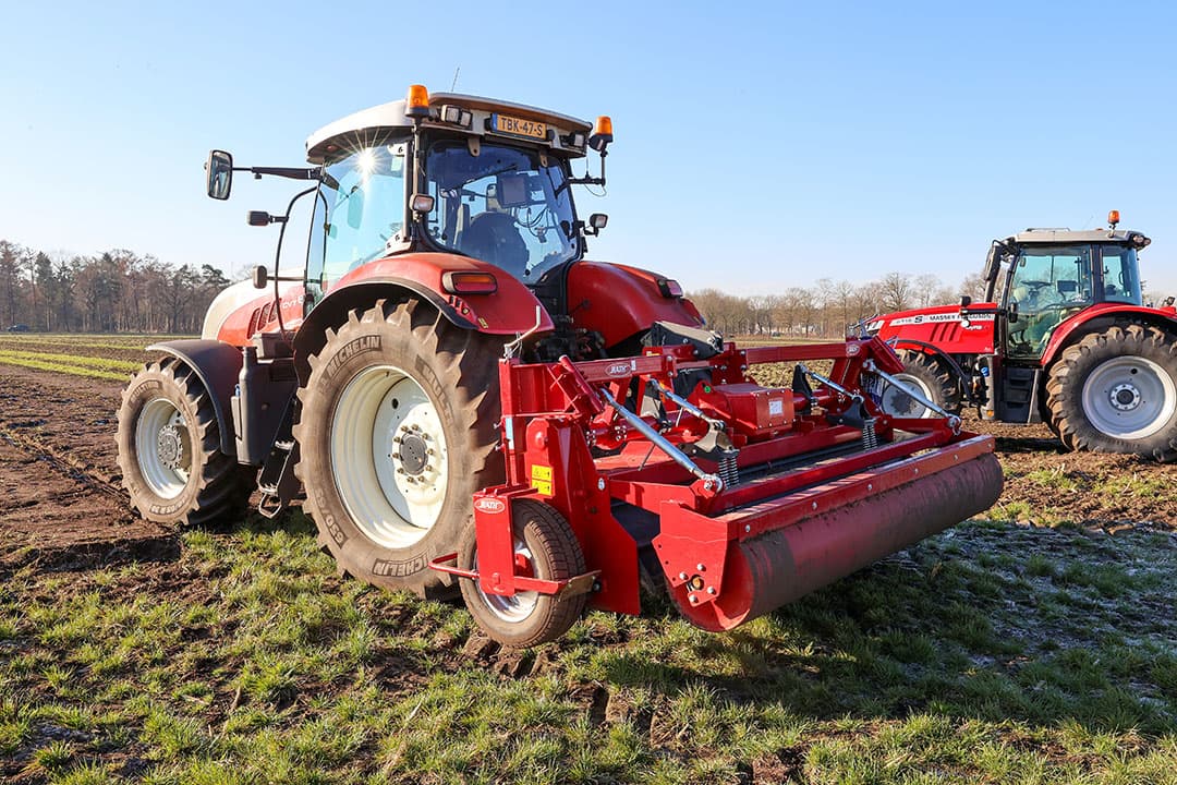 Kuhn demonstreert de DL162 Biofrees. Deze draait anderhalf tot tweemaal het toerental van een standaard frees. Hij verkort de graspollen behoorlijk en ‘spuit’ er een laag losse grond overheen. - Foto's: Bert Jansen