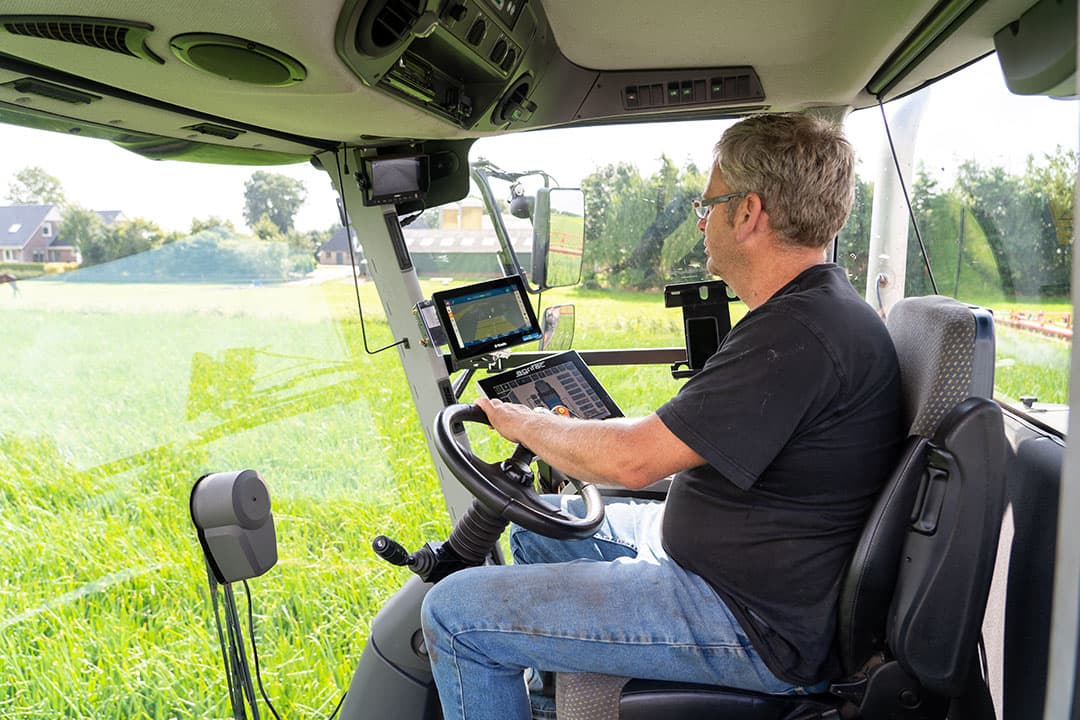 Pieter Evenhuis op één van zijn zelfrijdende veldspuiten. Voor 2022 rekent hij op grotere besparingen op gebruik middelen, vergeleken met 2021. - Foto: Jan Willem Schouten