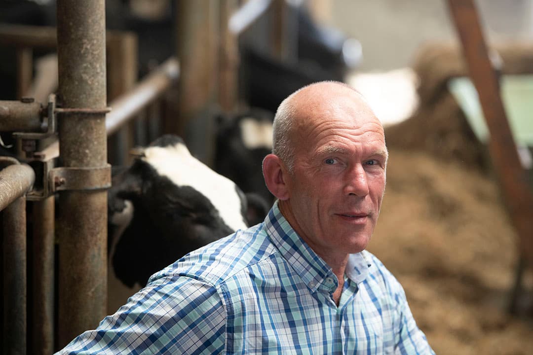 Tjalling Nijboer (57) heeft samen met zijn broer Sietze (50) een gemengd bedrijf met melkvee en akkerbouw in Hemrik (Fr.) - Foto: Mark Pasveer