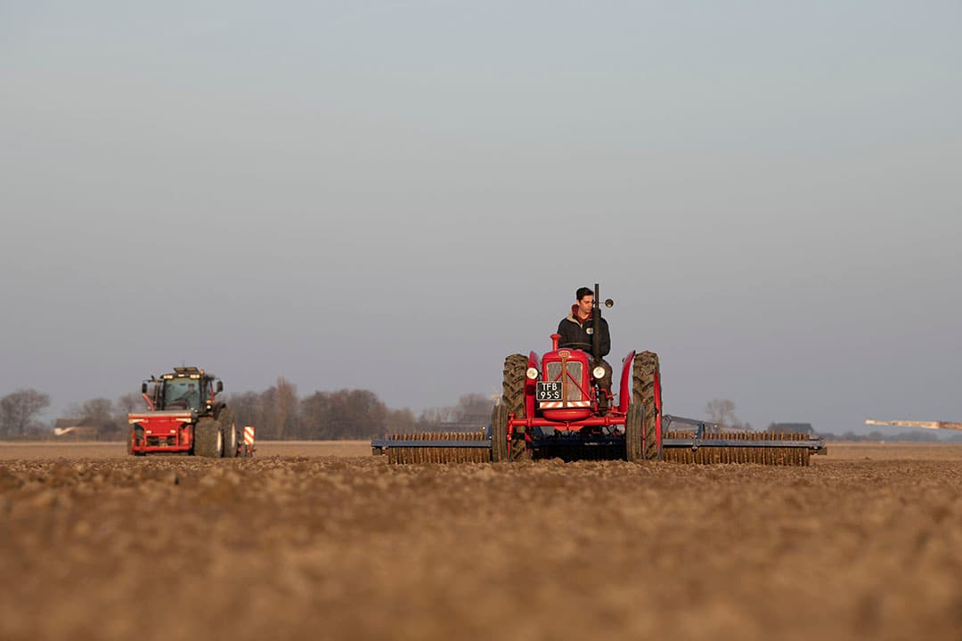Met een klein licht Volvo-trekkertje met daarachter een Cambridge-rol drukt Johan Zwart in Nij Altoenae (Fr.) de grond direct na het zaaien weer aan. Zijn vader zaait zomergerst voor zaadvermeerdering. De klei is een week eerder geploegd en de harde wind laat het land snel afdrogen. Narollen hoeft volgens Zwart niet altijd. “Maar omdat we geen regen verwachten, kan het gewas het vocht in de grond nu goed gebruiken.” - Foto: Mark Pasveer
