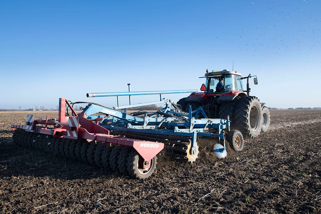 Met een vorig jaar gekochte Lemken-combinatie werkt Wander Prins in Westernieland (Gr.) de groenbemester in zodat het bodemleven ermee aan de gang kan. De machine is voorzien van een Horsch-pakkerrol om de grond weer aangedrukt en vlak neer te leggen. Een bewerking met deze machine kost ongeveer 10 liter diesel per hectare. - Foto: Mark Pasveer