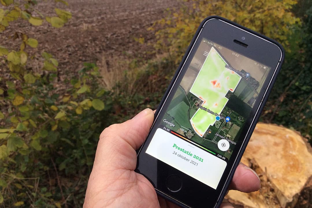 Met de smartphone in de hand kan de teler precies naar opmerkelijk plekken lopen. De blauwe stip aan de rand van het perceel is de locator. Het perceel ligt inmiddels op wintervoor geploegd. - Foto: Leo Tholhuijsen