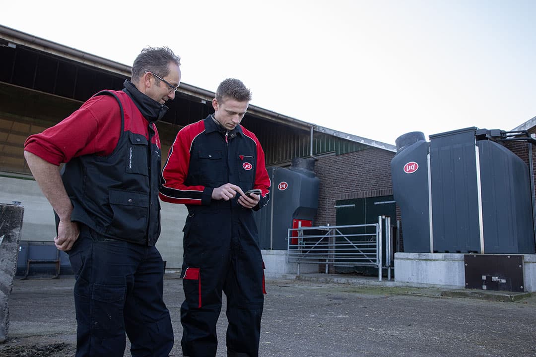 Buiten de stal staan twee apparaten (N-Captures) die lucht uit de mestkelder met zwavelzuur ontdoen van stikstof. - Foto's: Peter Roek