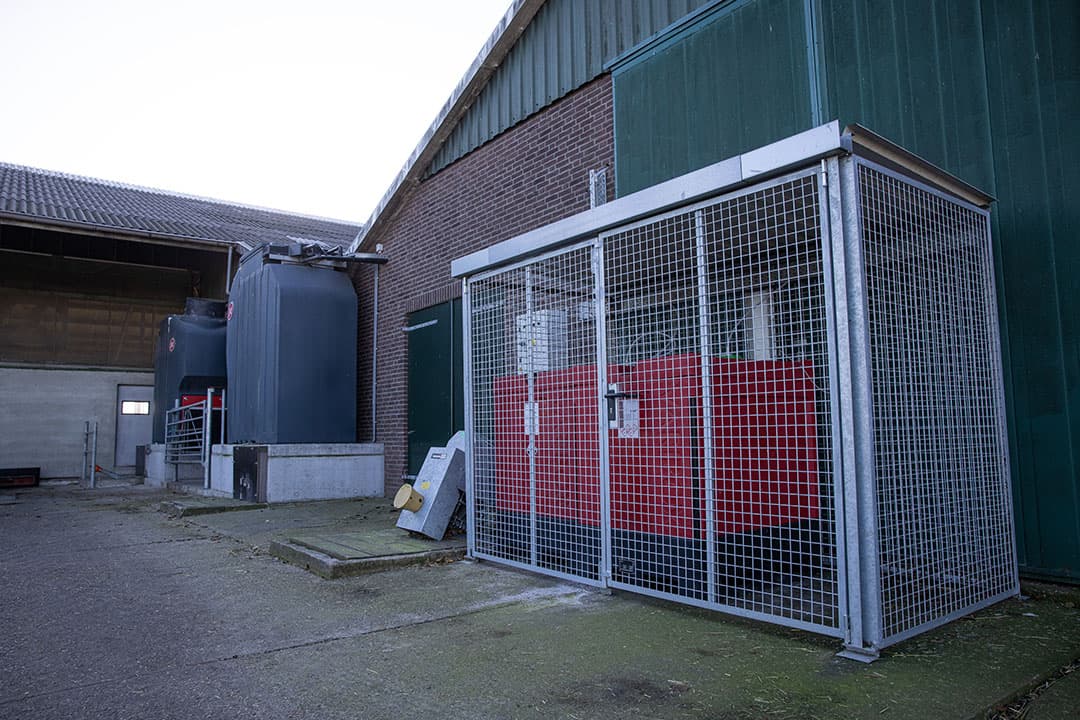 Rechts de opslag van het zwavelzuur. Een bedrijf zorgt voor de levering en plaatsing. Links de twee “N-Captures” zoals Lely ze noemt.