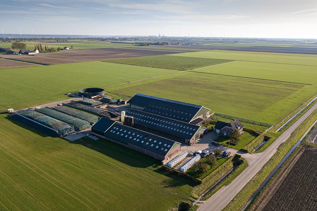 Melkveebedrijf Frank van Overveld in Oudemolen (N-Br) werkt met emissiearm systeem Lely Sphere.