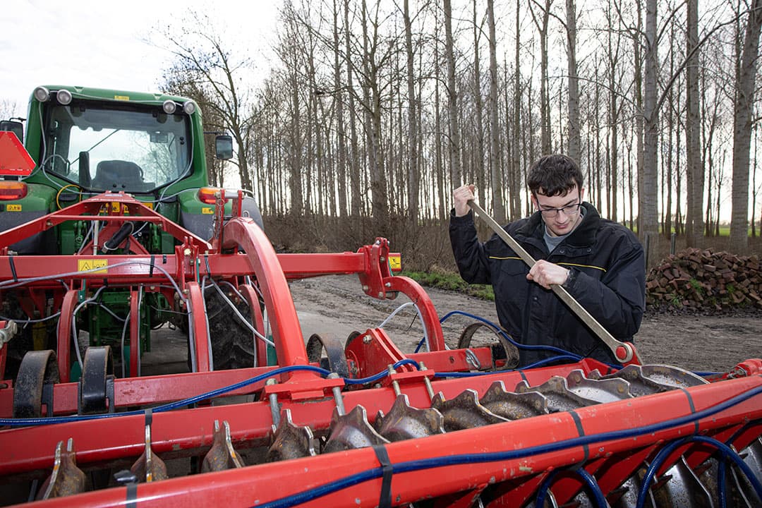 Jasper Otte wil de groenbemester in het najaar onderwerken. “Dat is een verzekeringspremie voor een goede start. In het voorjaar moet je meer moeite doen om losse grond te krijgen.” - Foto: Peter Roek