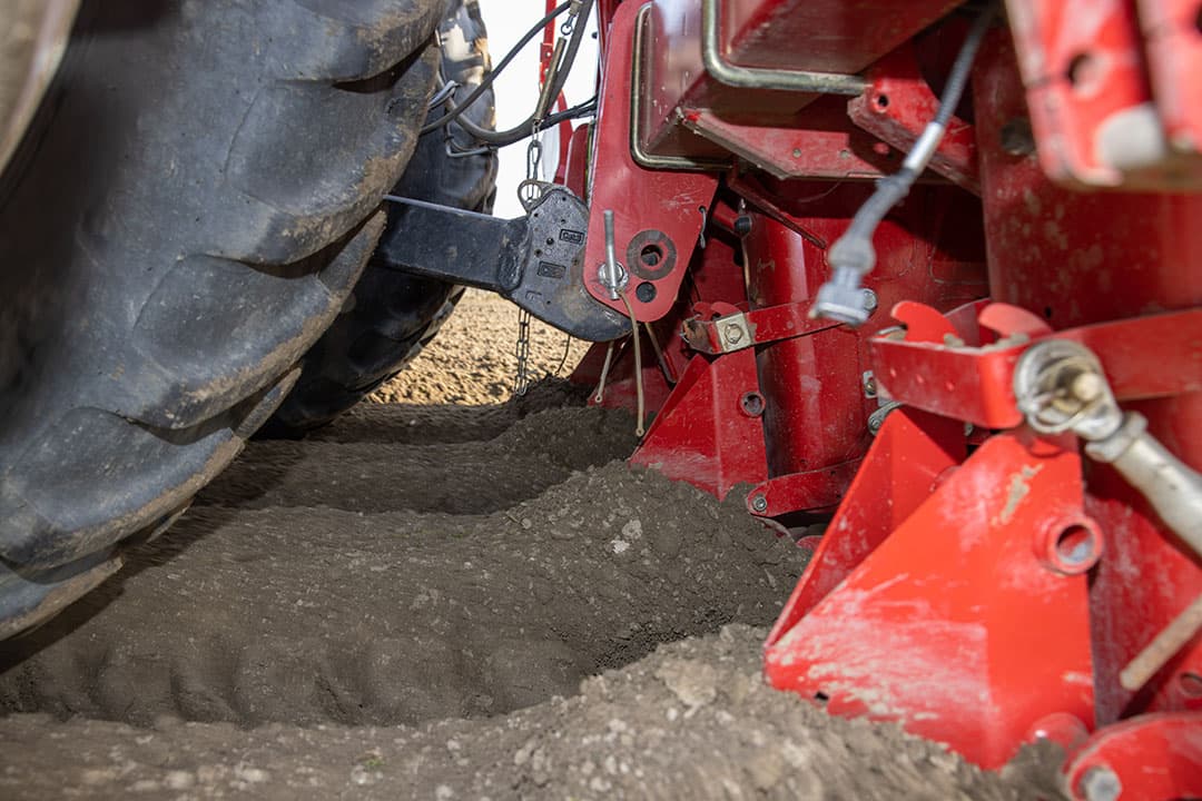 Akkerbouwer Frendo van Heybeek is bezig met het poten van Colomba aardappelen op een perceel aan de Kromme Dreef in Oud-Vossemeer. - Foto: Peter Roek