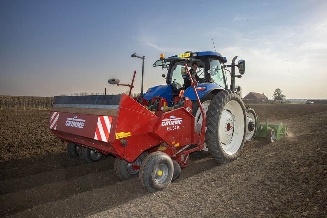 In Oud-Vossemeer (Zld.) plant op 21 maart  Frendo van Heybeek Colomba-tafelaardappelen, een vroeg ras.  “Het is de normale tijd voor deze aardappelen. Voor de teelt onder plastic is begin maart en soms al in de derde week van februari gepoot.” Vóór het poten is varkensdrijfmest uitgereden. “Dan praat je over 20 à 30 ton per hectare, de vroegste rassen krijgen het minst.”