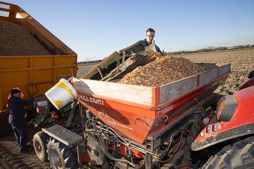 Maandag 14 maart, Wino Schrauwen plant uien (Sturon) op een perceel in Stampersgat. “Ging buitengewoon goed”, vertelt Schrauwen. “Vorig jaar hebben we onder droge omstandigheden netjes kunnen ploegen. Nu eerst met de rotor­eg erover plus een eg voorop de trekker bij het planten. Nu kijk ik tot begin april aan of er een buitje valt, anders ga ik beregenen.” Schrauwens bietenland (zware grond) was woensdag de 23 maart nog niet bekwaam. “Zou je daarin gaan werken, dan heb je stof én je haalt natte kluiten naar boven.” - Foto: Peter Roek