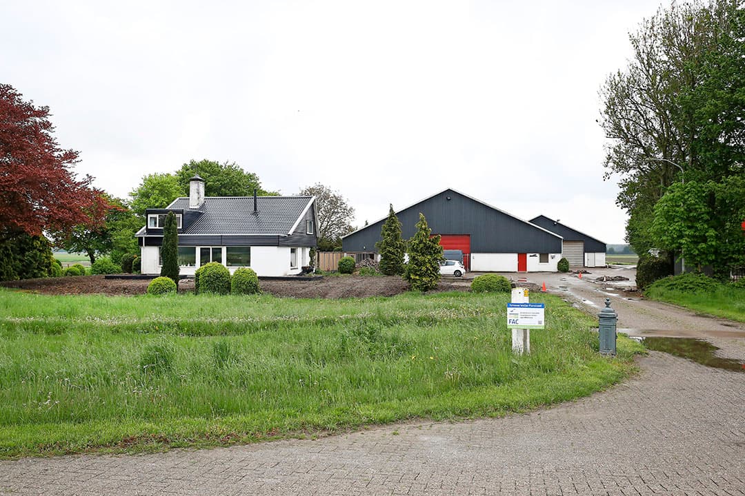 Het bedrijf van Keijzer vanaf de weg gezien. De herinrichting van het erf is nog niet voltooid.