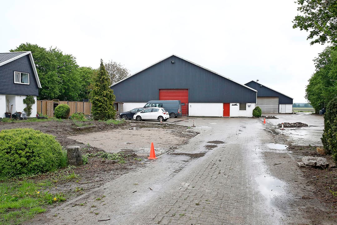 Een stuk tuin wordt bij hdt erf aangetrokken, zodat inschuren voortaan makkelijker gaat.