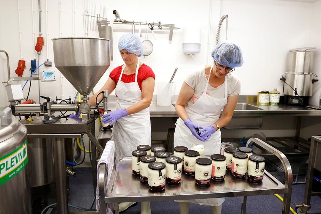 Greta (links) verwerkt met hulp van haar pasteuriseerketel wekelijks 300 kilo melk tot yoghurt, vla en hangop. - Foto's: Ton Kastermans Fotografie