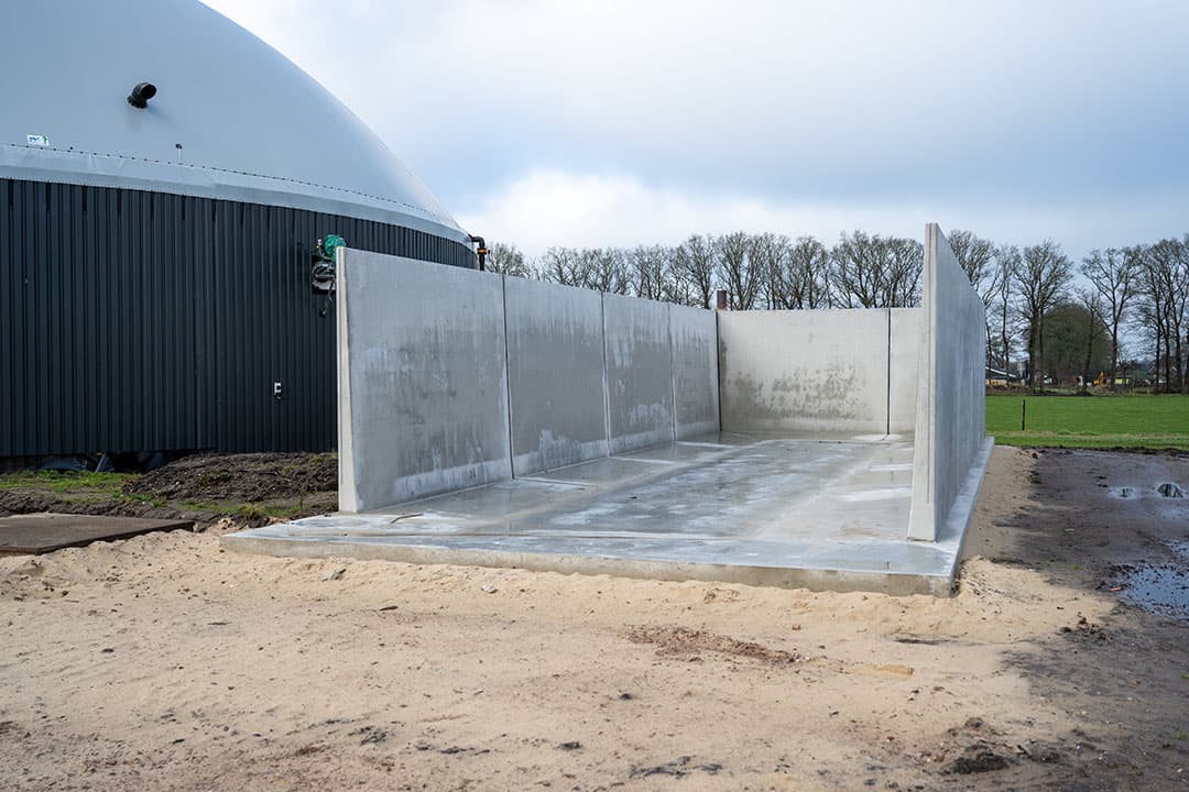 De opslag voor de stapelbare mest is bijna gereed. Binnenkort wordt een decanter geplaatst om het uitgaande product van de vergister te scheiden.