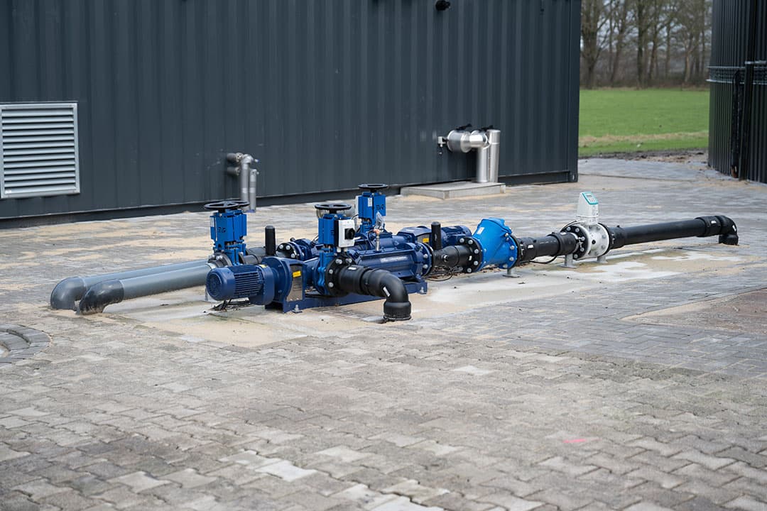 De pomp om de mest van de vooropslag naar de vergister te pompen. Ook hier is een flowmeter geplaatst.
