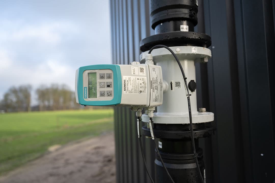 Een flowmeter registreert elke druppel mest die het systeem ingaat. De boekhouding moet kloppen aan het eind van het jaar.
