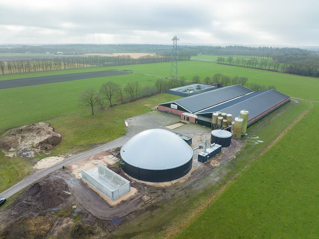 Luchtfoto van het bedrijf.