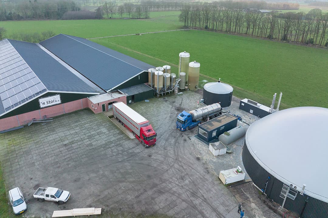 Het is druk op het erf van Tijs. Er worden biggen gebracht en mest aangevoerd voor de vergister. - Foto's: Michel Velderman