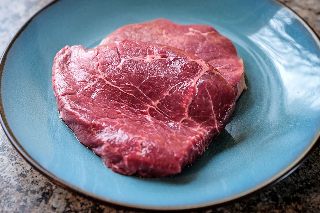 Het mooie gemarmerde vlees van een Herefordkoe, de vetmarmering maakt het vlees bijzonder mals.