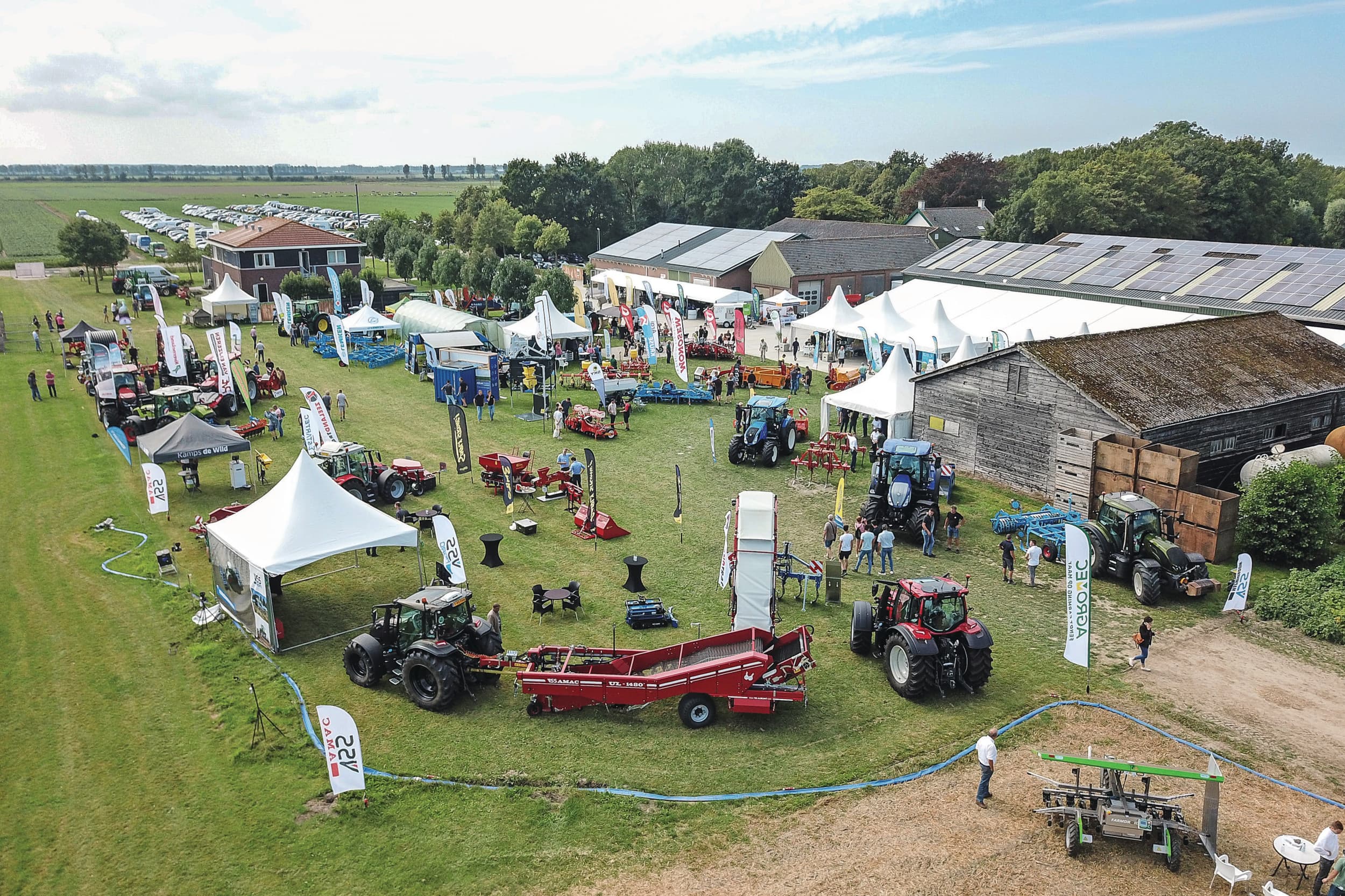 De bezoekers aan de Landelijke Uiendag van Uireka konden diverse proefvelden, rassenproeven en machines bekijken. Het was prachtig weer en de sfeer zat er goed in. Foto: Peter Roek