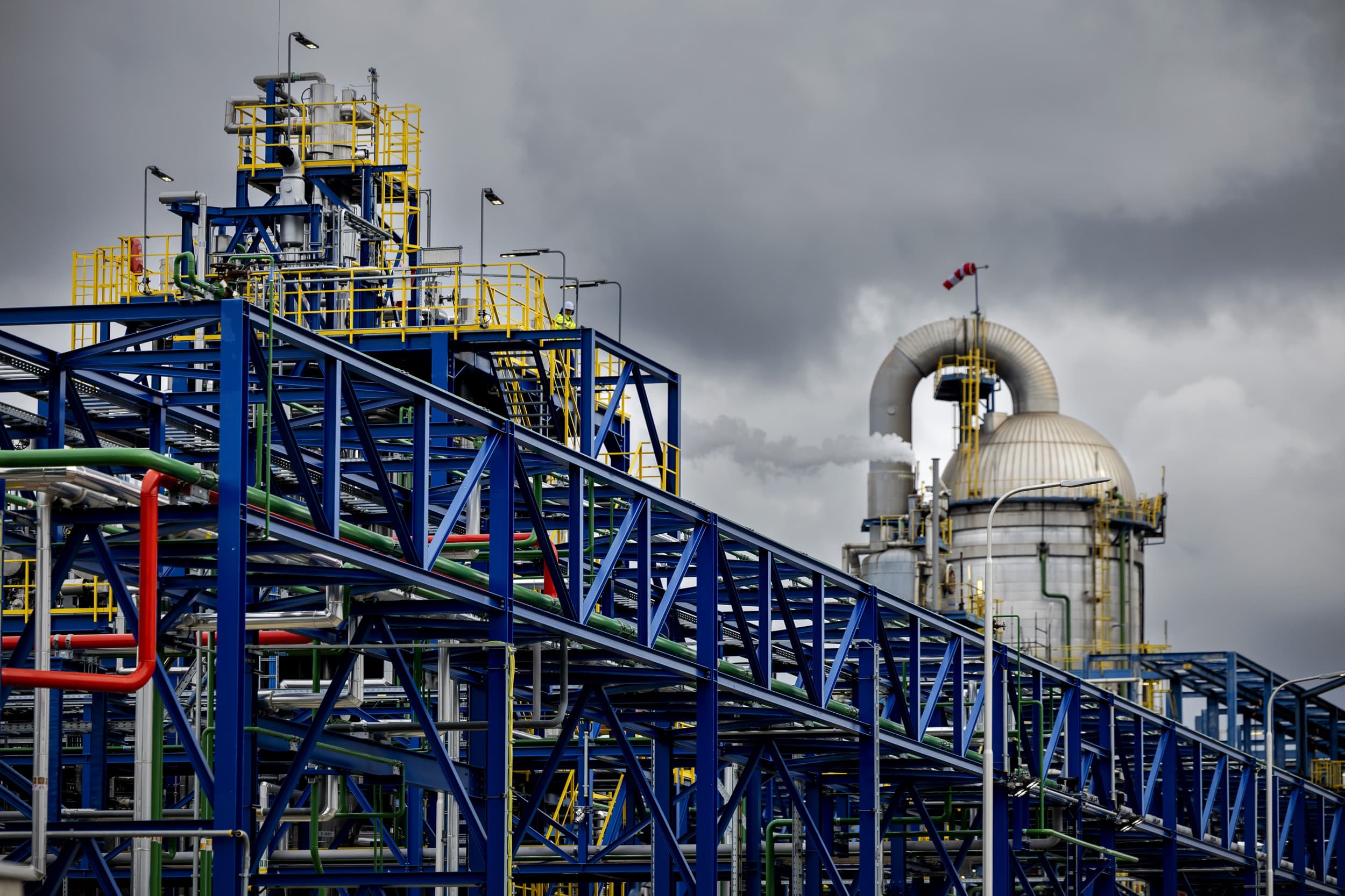 Een aantal bedrijven op het chemiepark Chemelot gebruikte koelwaterstoffen, die verantwoordelijk waren voor de AMPA-stroom in de Maas. Foto; ANP