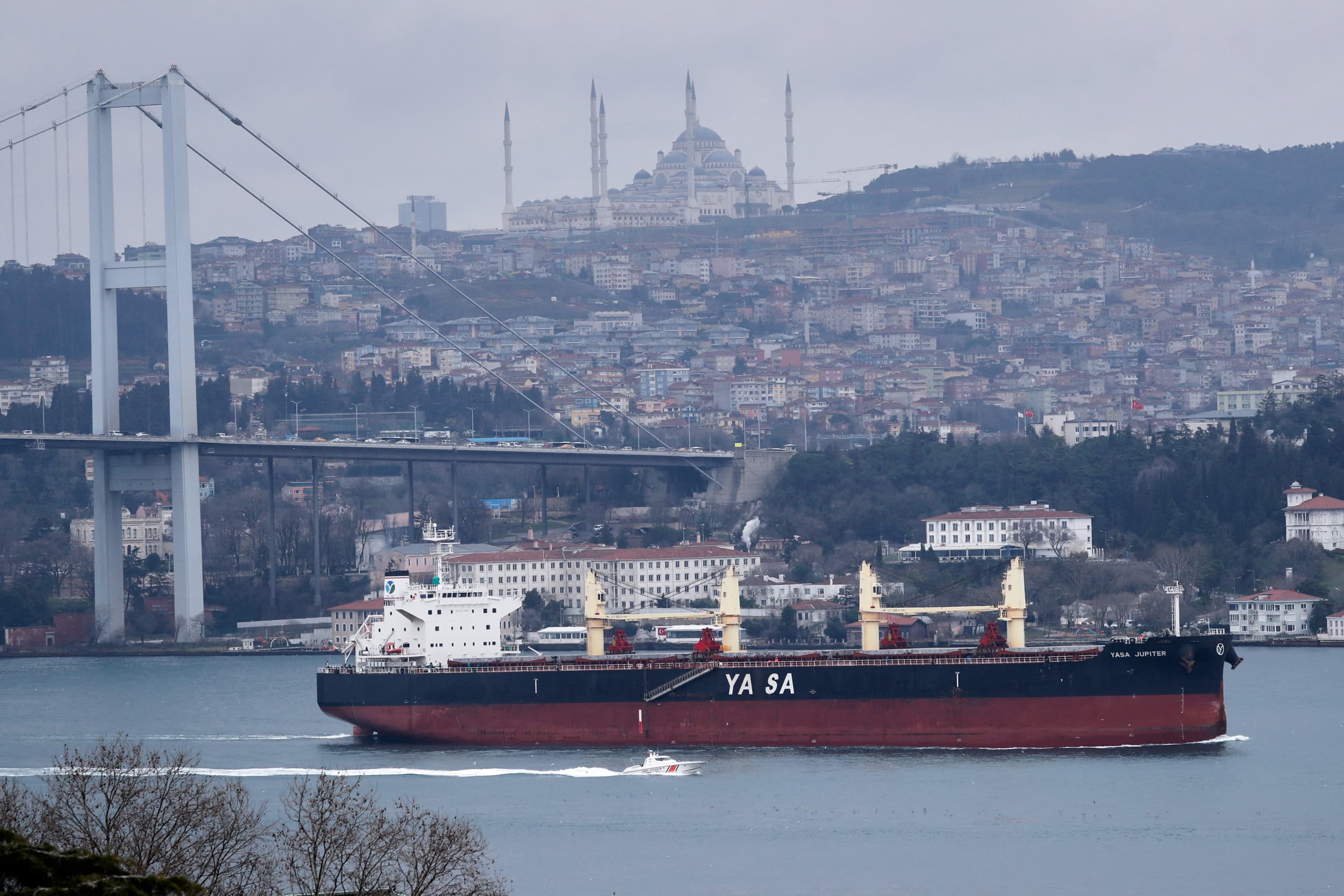 De Yasa Jupiter vaart door de Bosporus bij Istanbul. Het schip werd in februari 2022 geraakt door Russische raketten in de haven van het Oekraiense Odessa. - Foto: Reuters / Murad Sezer
