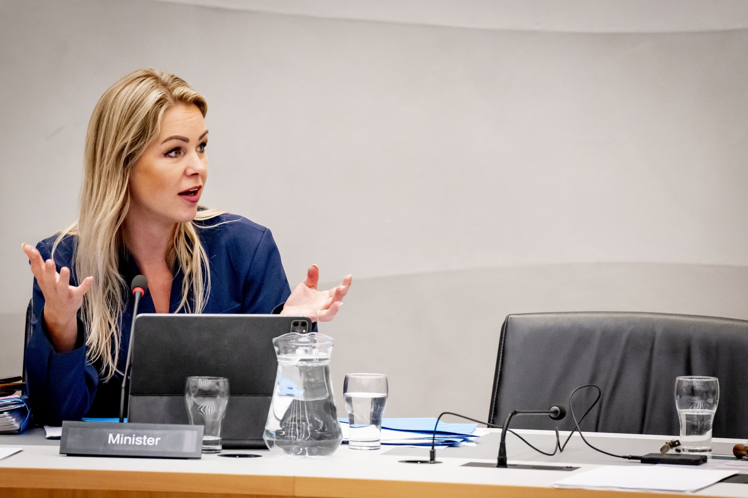 Minister Femke Wiersma tijdens commissiedebat over stikstof, NPLG en natuur, waarbij het huidige provinciale stikstofbeleid van tafel gaat. – Foto: ANP