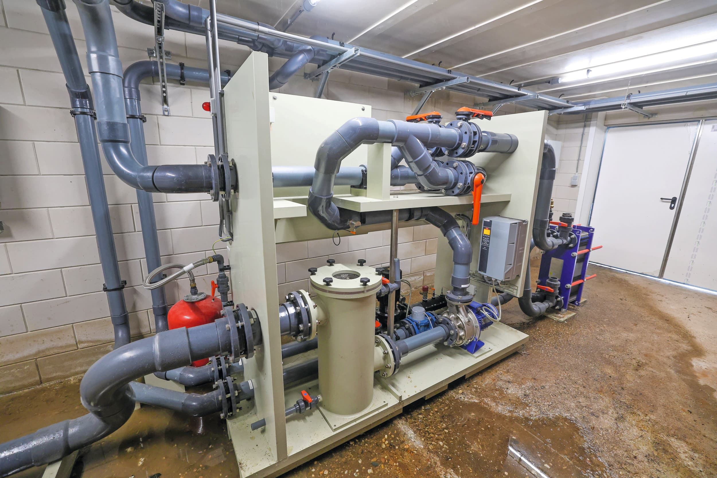 Op meerdere varkensbedrijven worden al energiemaatregelen gecombineerd. In combinatie met een warmtepomp is met warmterugwinning bijvoorbeeld een flinke besparing van de energiekosten mogelijk. Foto: Bert Jansen.