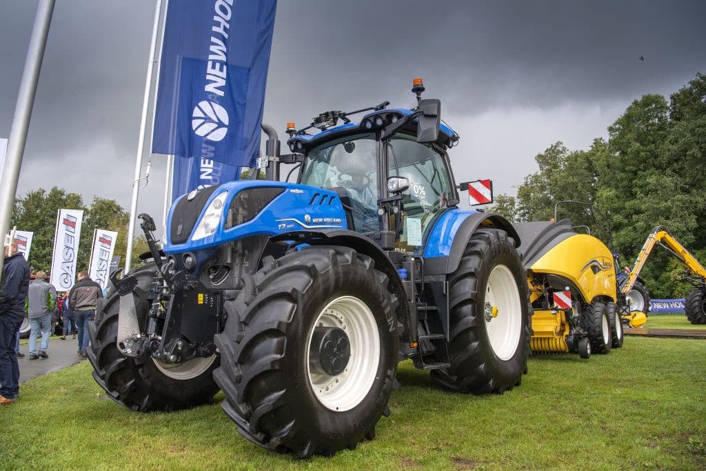 IntelliSense is een optie op de New Holland-grootpakpersen en behelst een LiDAR-sensor aan de voorkant van het cabinedak van de trekker dat het zwad aftast. Foto: Mark Pasveer.