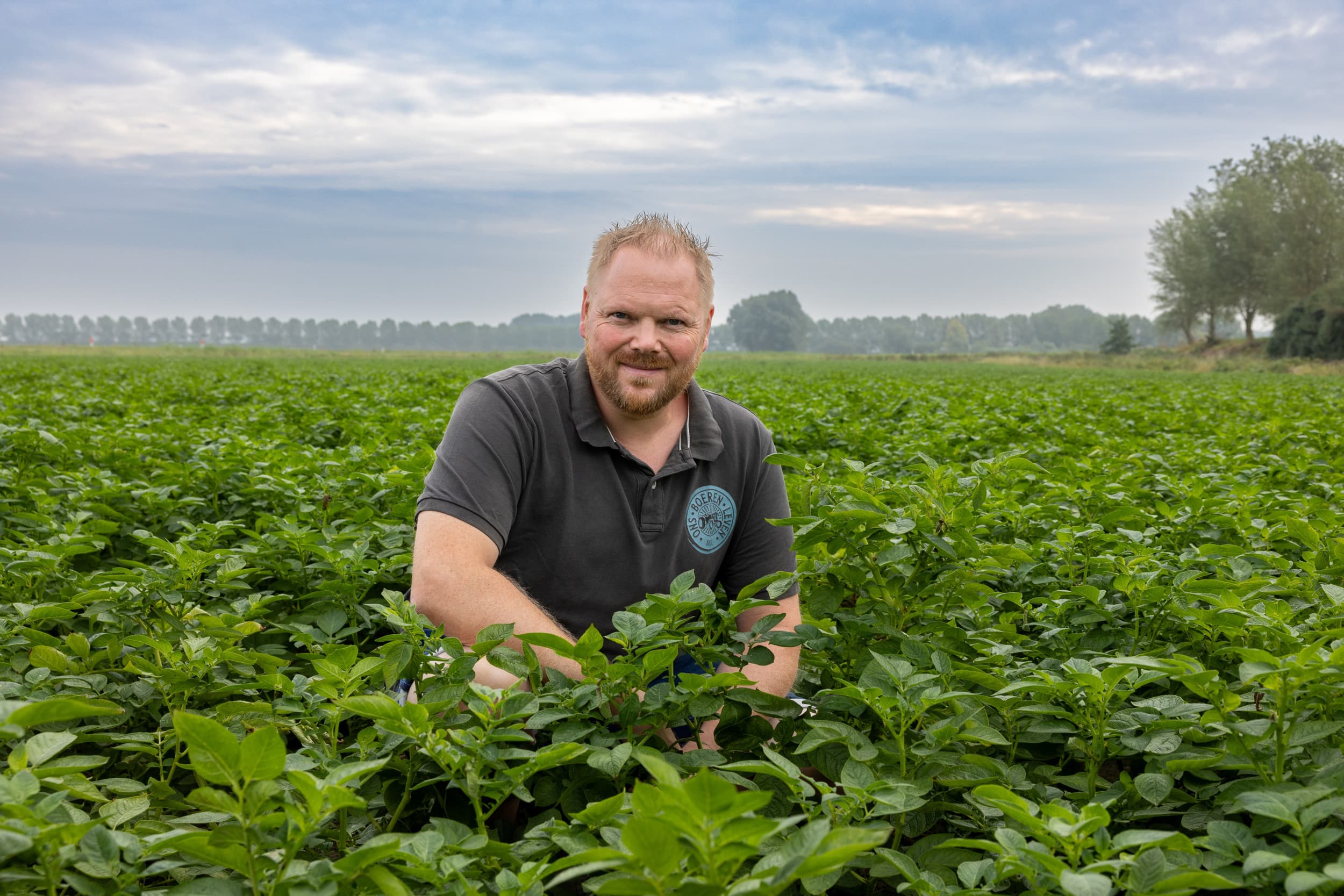 Marcel Kooijman is akkerbouwer in Sint Annaland op het Zeeuwse eiland Tholen. Hij doet dat in maatschap met zijn ouders. Naast tafelaardappelen telen ze pootaardaardappelen, zaaiuien, suikerbieten, tarwe en erwten. Foto: Peter Roek