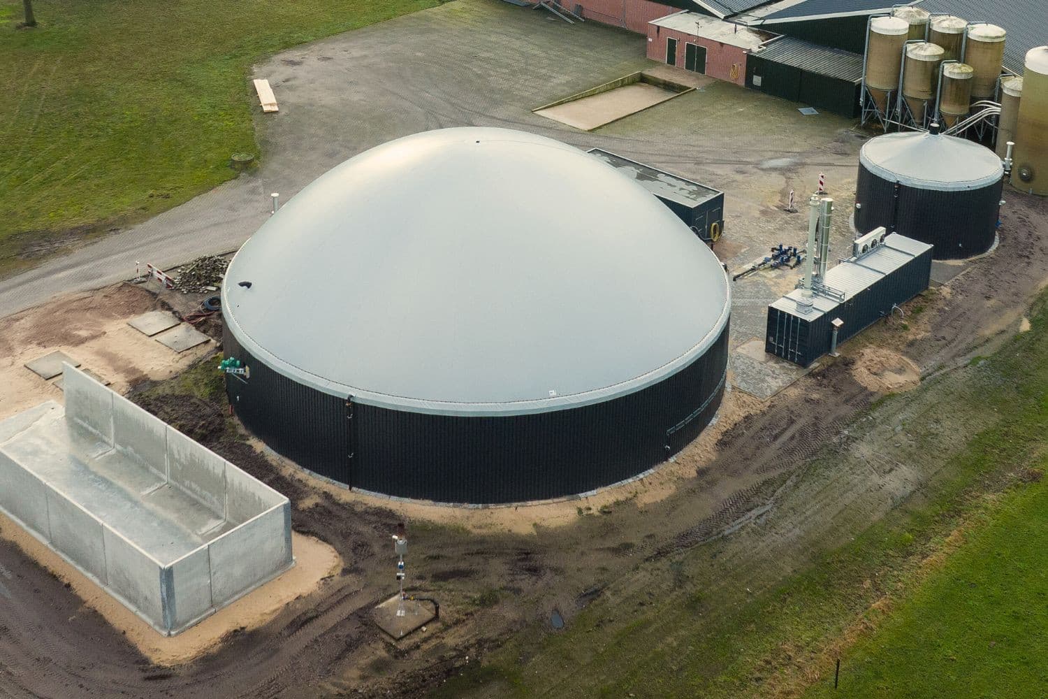 In 2030 wil Nederland 2 miljard kuub groen gas produceren, waarbij mestvergisting een sleutelrol speelt. Monomestvergisters op boerenerven worden ondersteund door een nieuwe SDE++-subsidiecategorie, wat boeren helpt bij zowel de productie van hernieuwbaar gas als het behalen van klimaatdoelstellingen. – Foto: Michel Velderman