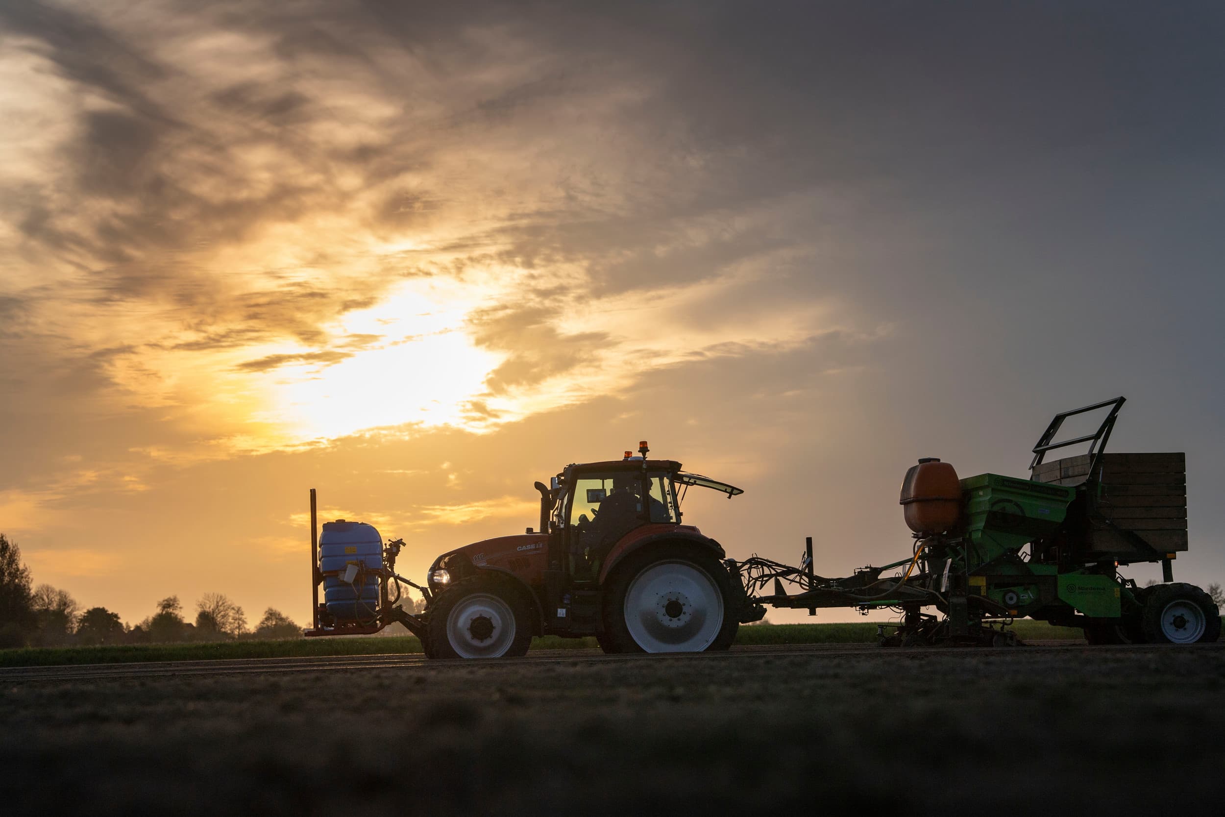 Pakken wat je pakken kunt op 3 mei 2023 bij het poten van aardappelen terwijl de avond valt. Door een koud en nat voorjaar kwam het poten overal in Nederland pas laat op gang. Een uitdaging voor telers en bepalend voor het sentiment op dat moment. – Foto: Mark Pasveer