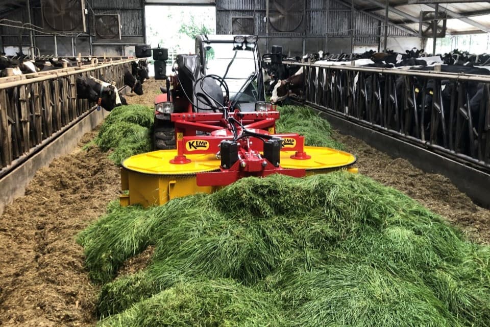 Kemp Machines levert zijn Vers Gras Verdeler (VGV) met één of twee verticale trommels. Kenmerkend aan deze trommels zijn de grote meenemers. – Foto: Kemp Machines