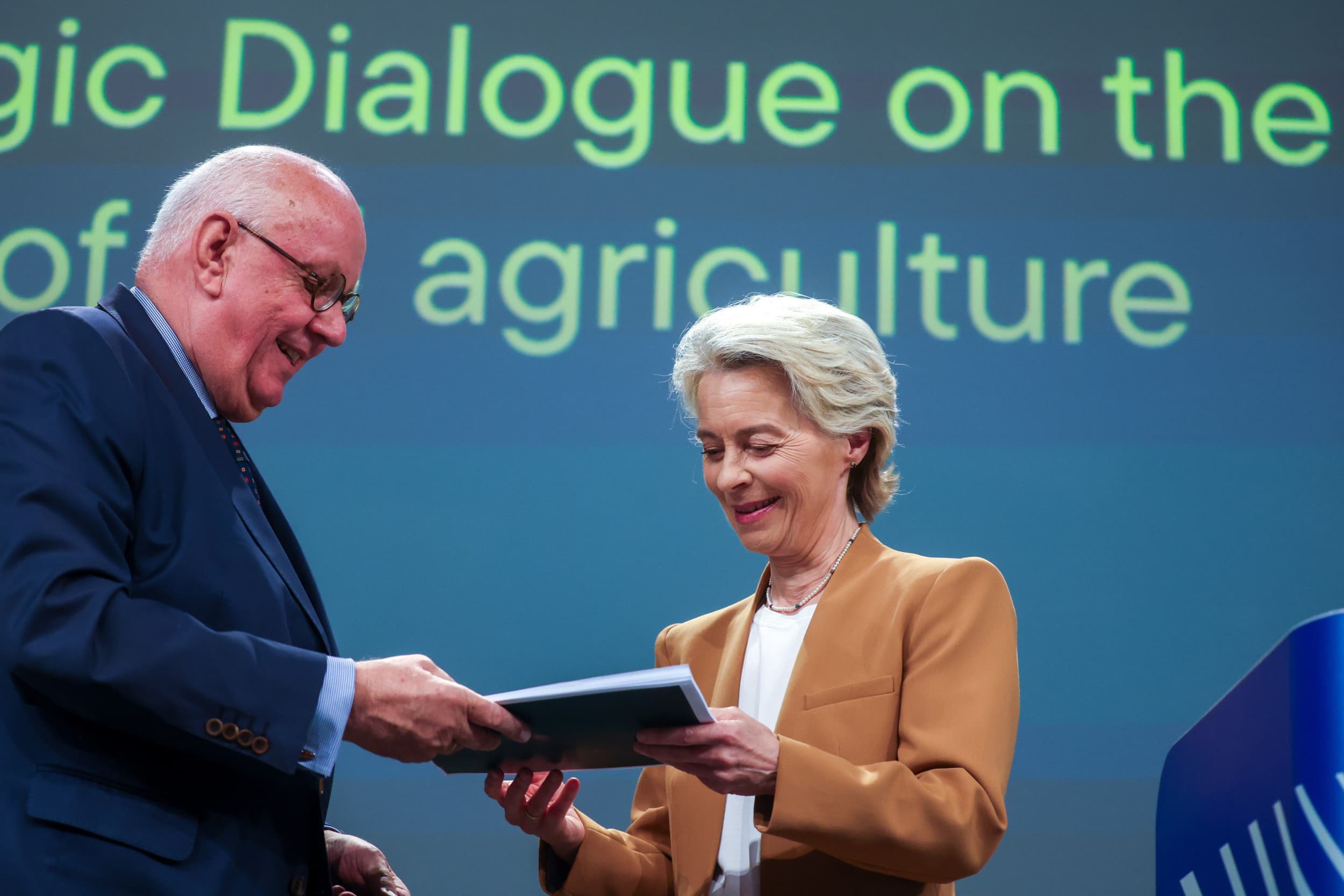 Ursula von der Leyen ontvangt het eindrapport van de Strategische Dialoog over de toekomst van de EU-landbouw uit handen van voorzitter professor Peter Strohschneider tijdens een persconferentie in Brussel, 4 september 2024. – Foto: ANP