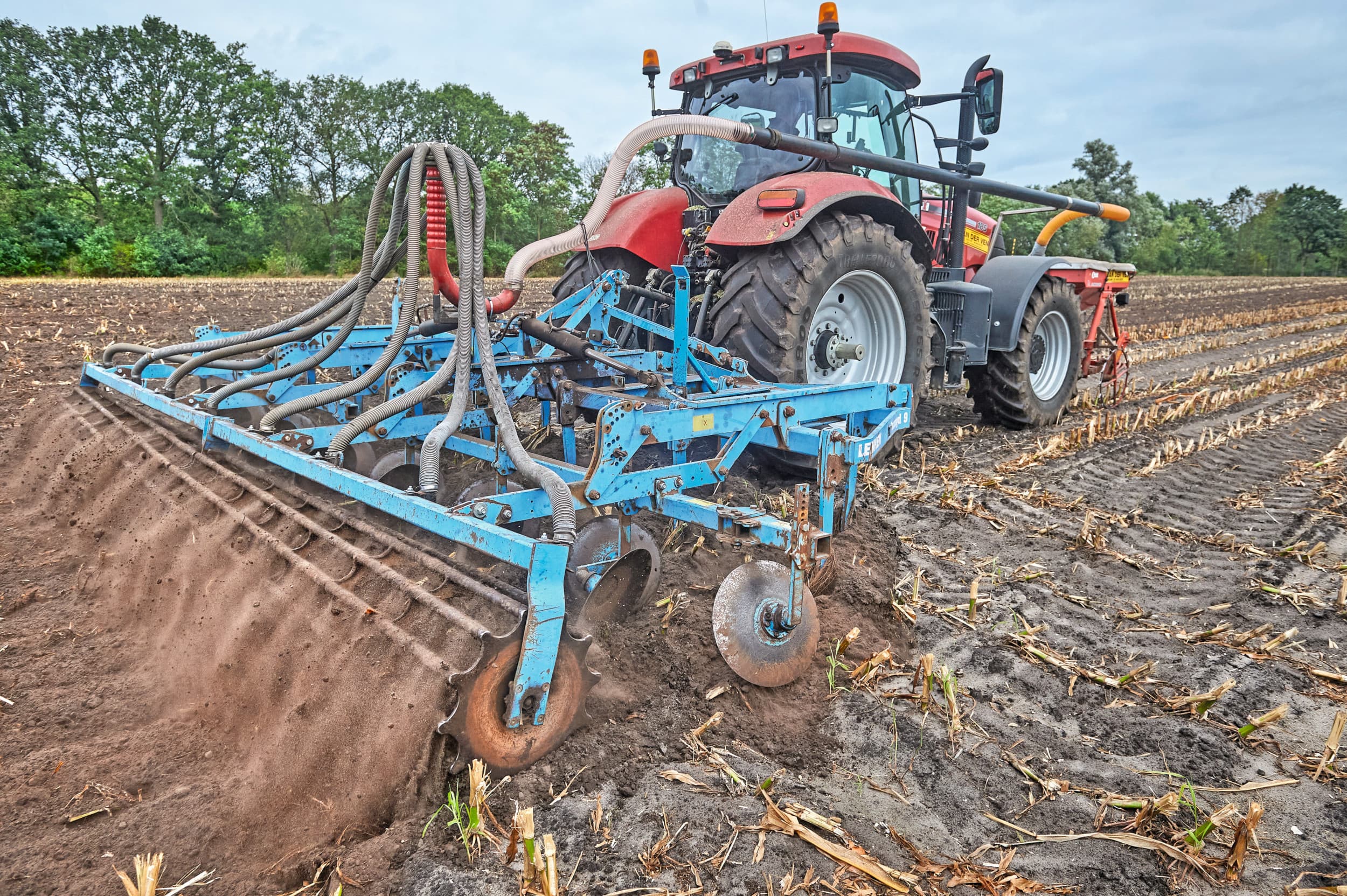 Zaaien van gewas op maisveld. Foto: Van Assendelft Fotografie