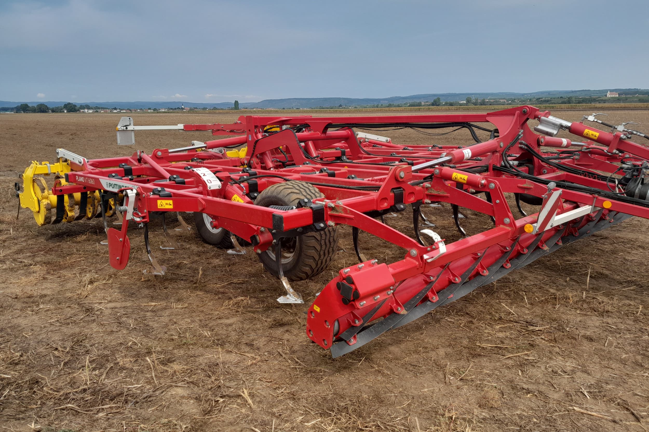 De nieuwe cultivator Plano VT 6060 van Pöttinger is geschikt voor ondiepe stoppelbewerking, zaaibedbereiding en het losmaken van de grond tot een diepte van 15 cm. – Foto: Martin Smits