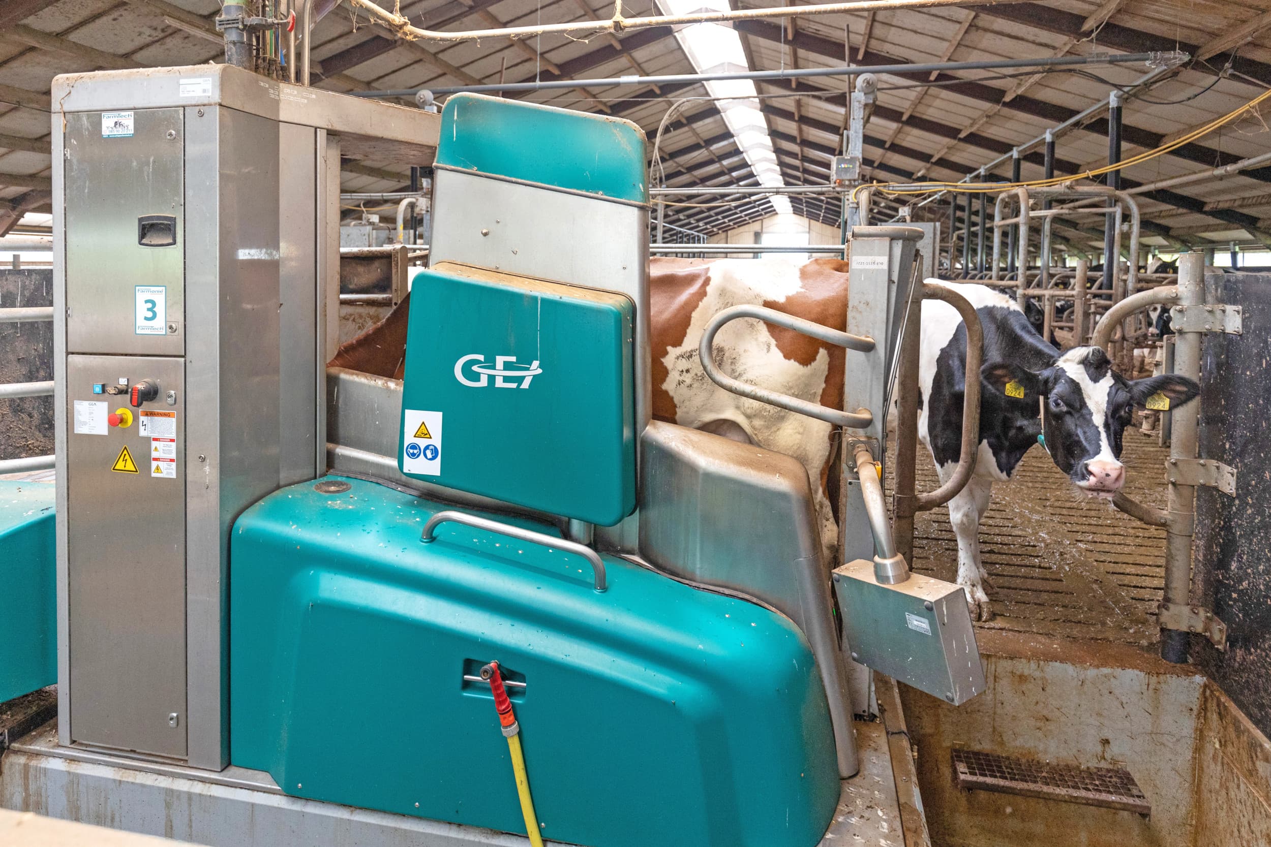 Een melkrobot van GEA. In een batch-opstelling staan er vele melkrobots bij elkaar, waar groepen koeien in korte tijd gemolken kunnen worden. – Foto: Herbert Wiggerman