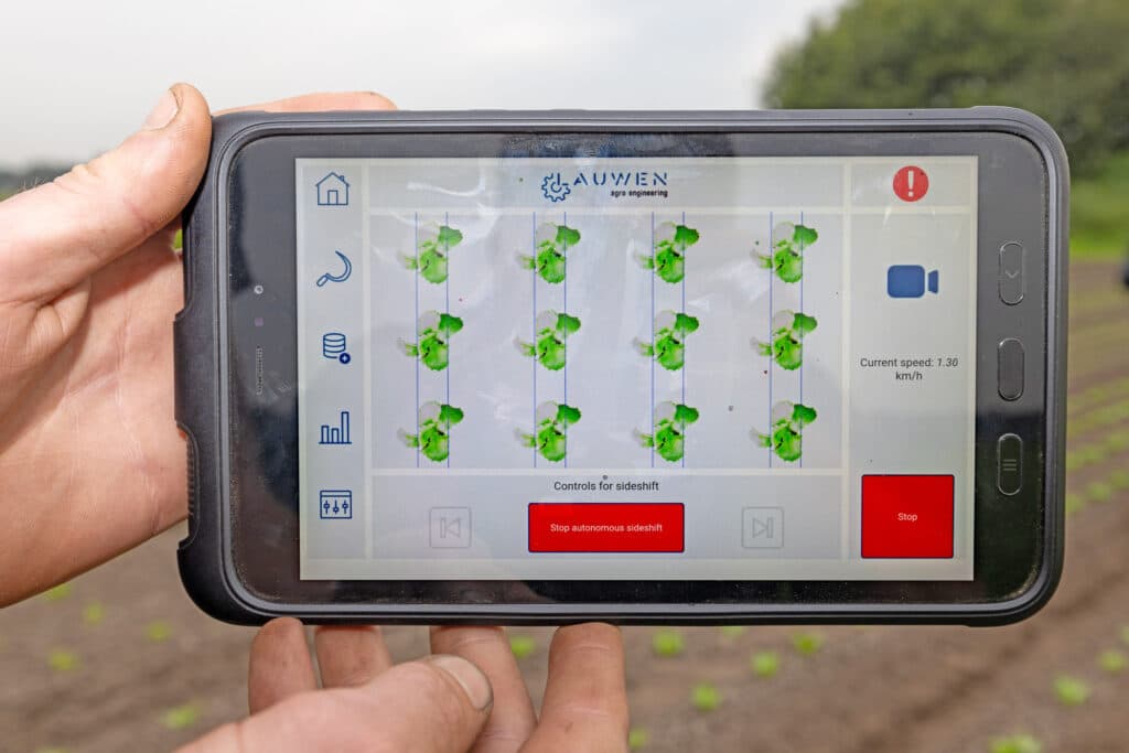 Je stelt de schoffel af op een tablet. Eenvoudig en heel toegankelijk. Indien gewenst kun je op handbediening met een joystick de sideshift overrulen die de machine op de rij houdt.