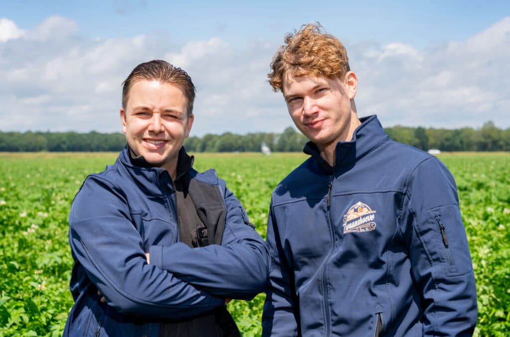 Gerjan Zwaan (21) en Floris Mazenier (22) draaien mee in de maatschap van de broers Jan (53) en Roelof Zwaan (50). Naast akkerbouw heeft de jonge generatie het verwerken van eigen aardappelen (Fontane) tot boerenpatat opgepakt.