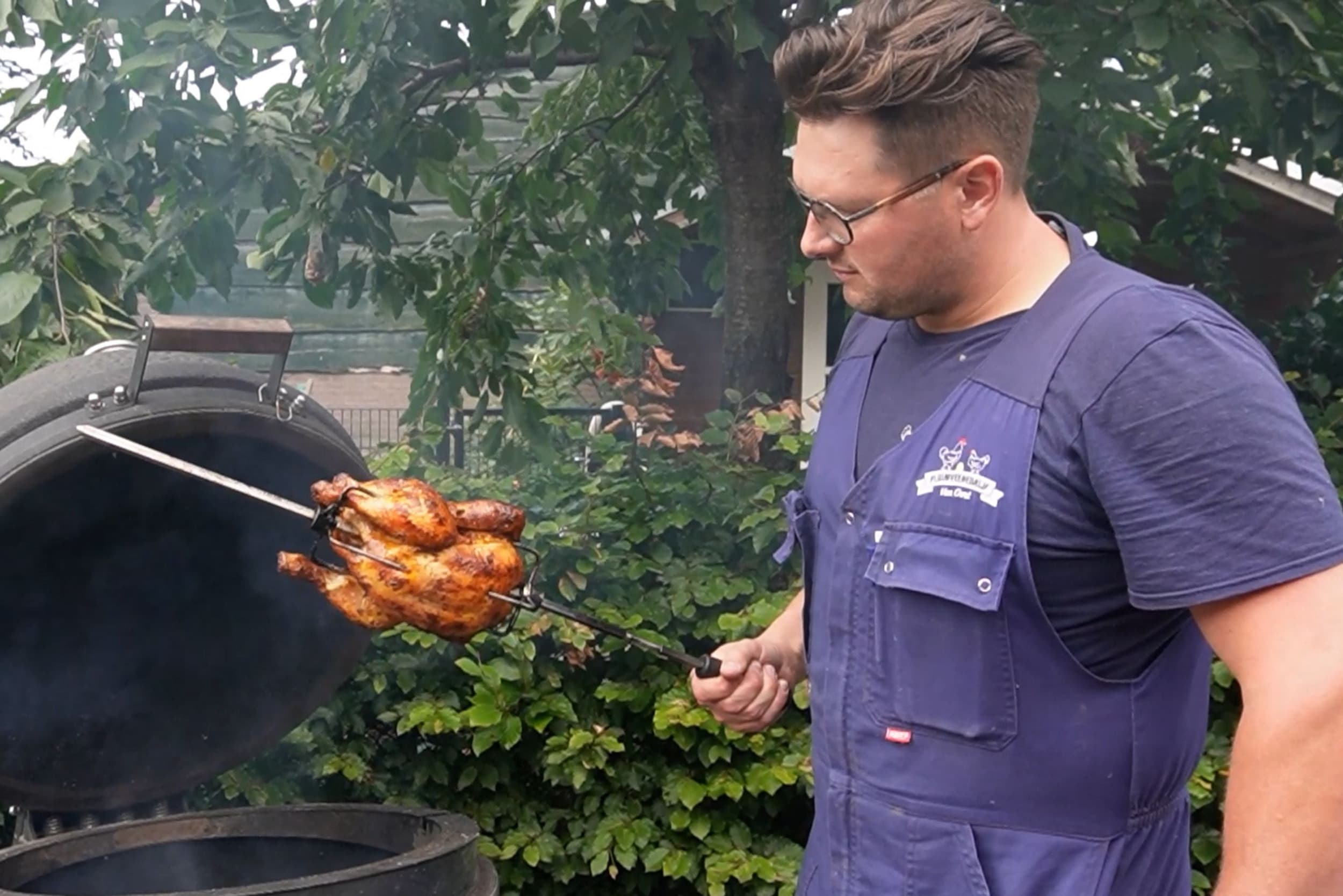 Opvolger Johan van Oort nam de kippentak van het bedrijf over van zijn vader en heeft daarbij de koers aangepast. Hij combineert zijn werk met zijn hobby barbecueën. – Foto: Voergroep Zuid