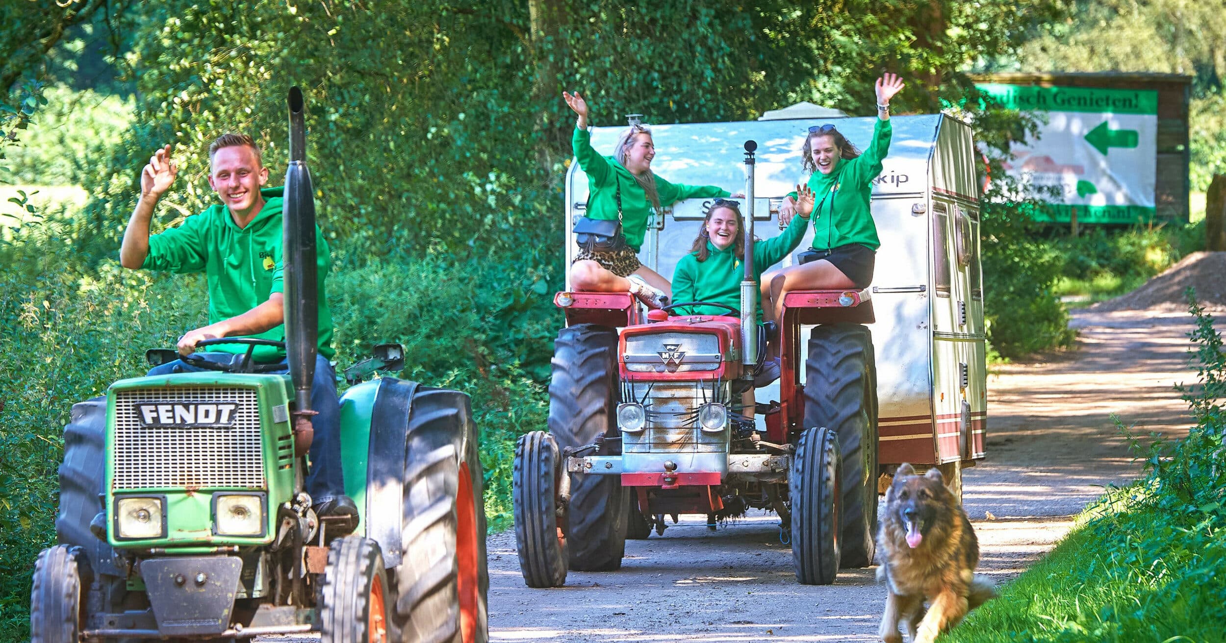 Hanneke Sengers (achter het stuur) op vakantie met de trekker. V.l.n.r. Bjorn, Evy, Hanneke en Luuke en hond Willem. - Foto's: Van Assendelft