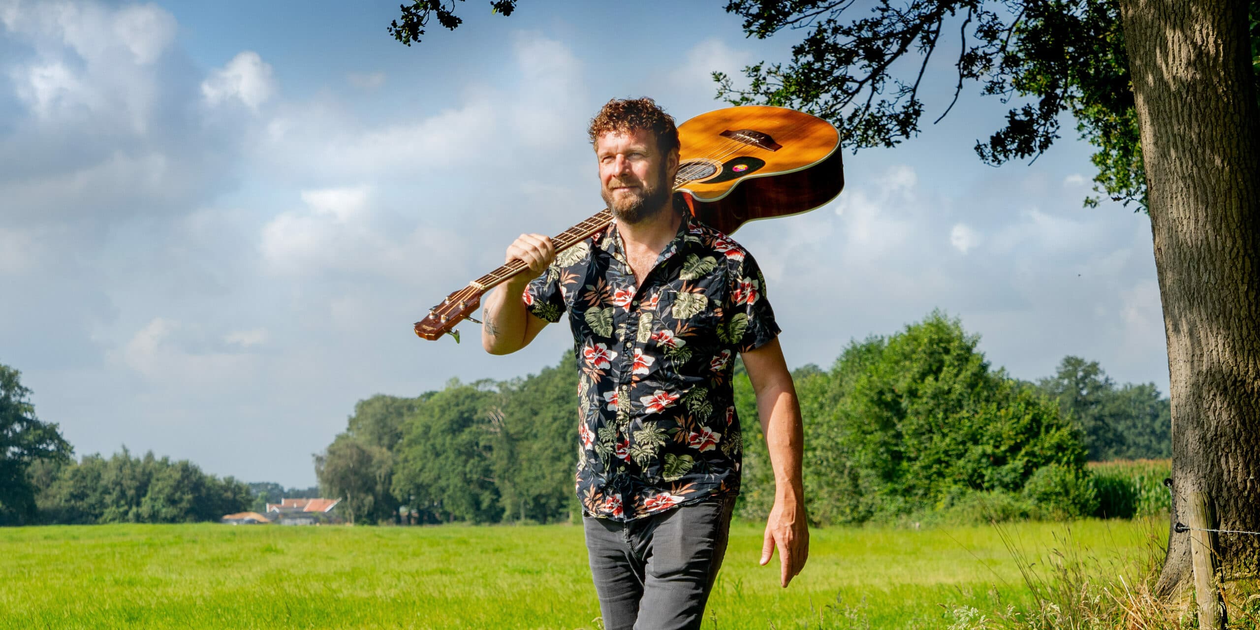 Remko Keizer van de Heinoos zingt over eenzaamheid boeren