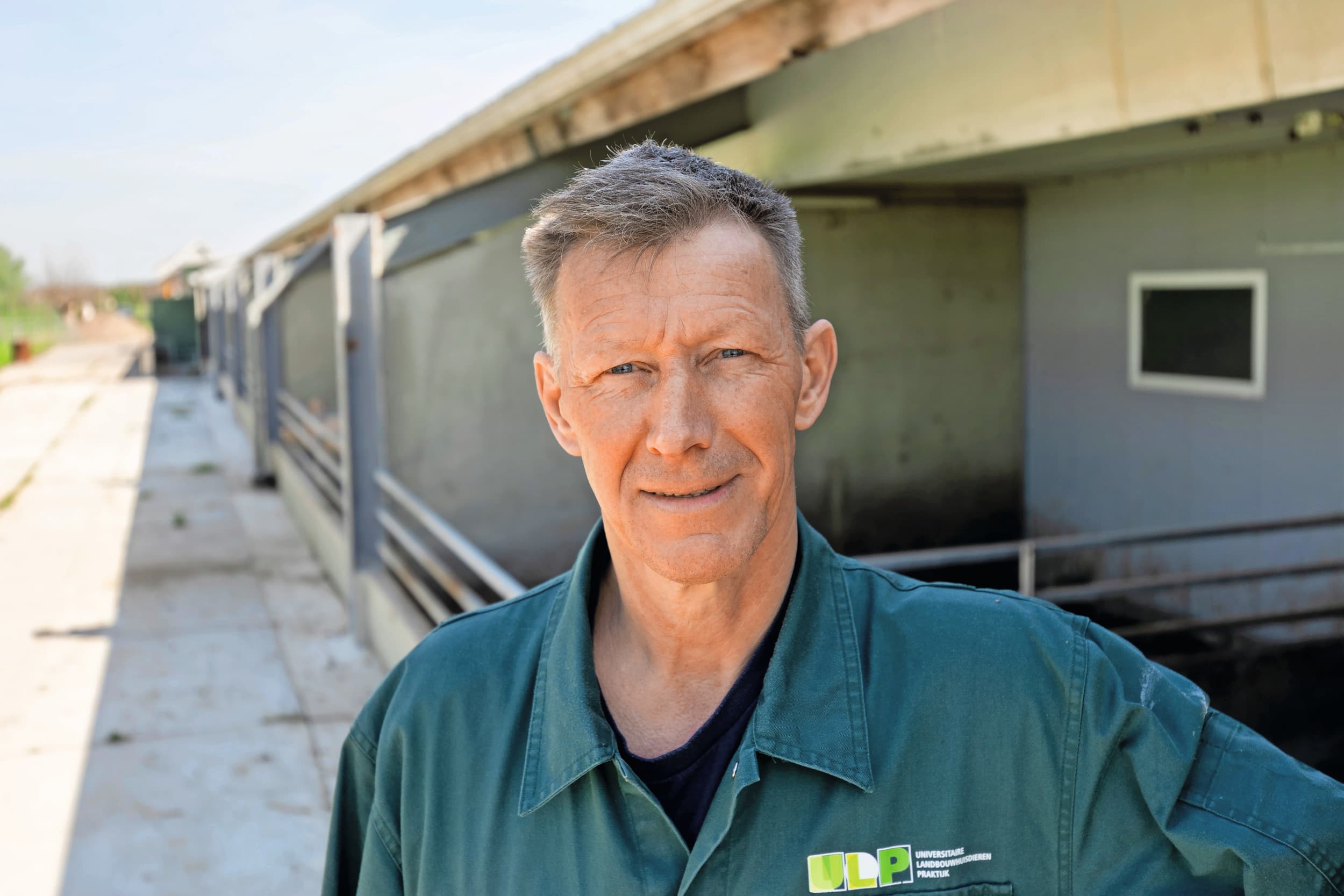 Wim van Vulpen (55) in Bunnik (U.) is in 2022 omgeschakeld naar een biologisch varkensbedrijf met 100 zeugen en 500 vleesvarkens. Sinds 2023 is hij lid van het dagelijks bestuur van de POV. – Foto: Herbert Wiggerman
