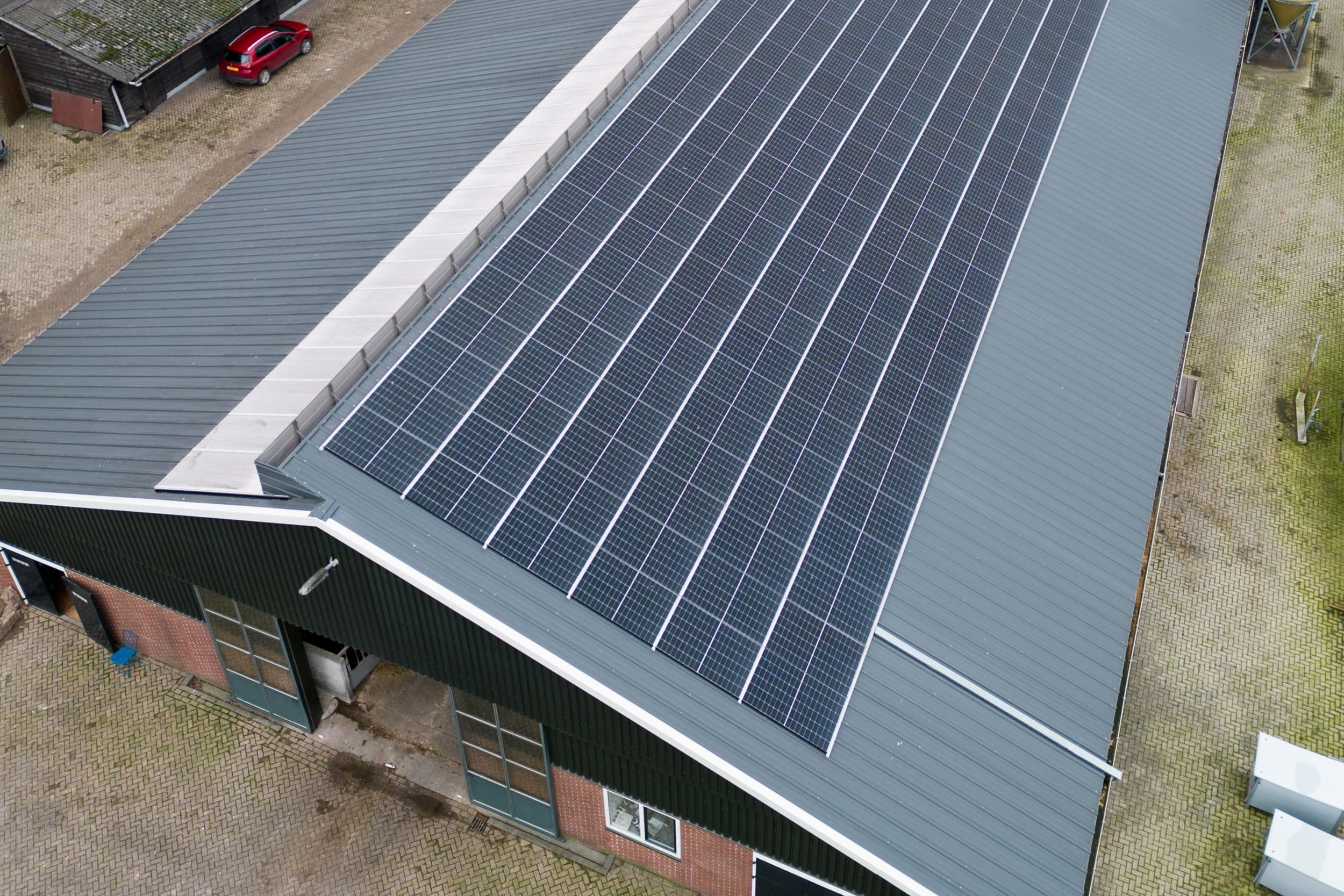 De omvormers en bekabeling vallen onder de werktuigenvrijstelling, maar de zonnepanelen en hun onderstel niet omdat ze als gebouwde eigendommen worden beschouwd. – Foto: Herbert Wiggerman