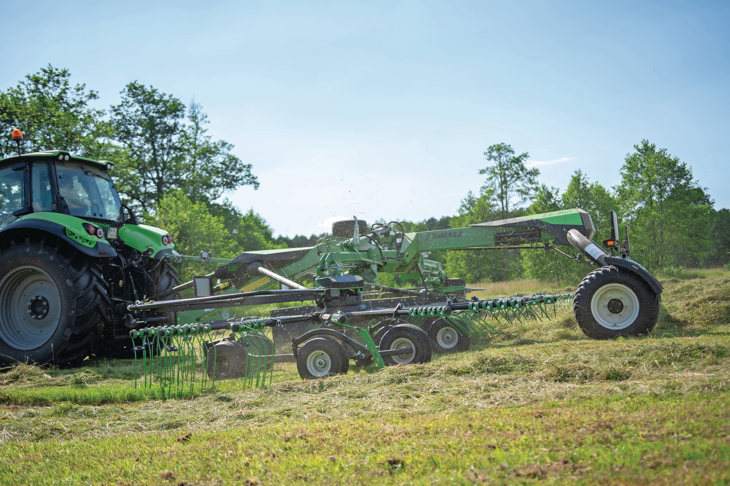 Samasz toont een nieuwe dubbele zwadhark met een maximale werkbreedte van 9,6 meter en een rotordiameter van 4,2 meter. Aan de rotor zitten 15 tandarmen, met elk vier dubbele veertanden. De werkbreedte is hydraulisch te verstellen van 8,8 tot 9,6 meter. – Foto’s: Jacco van Erkelens