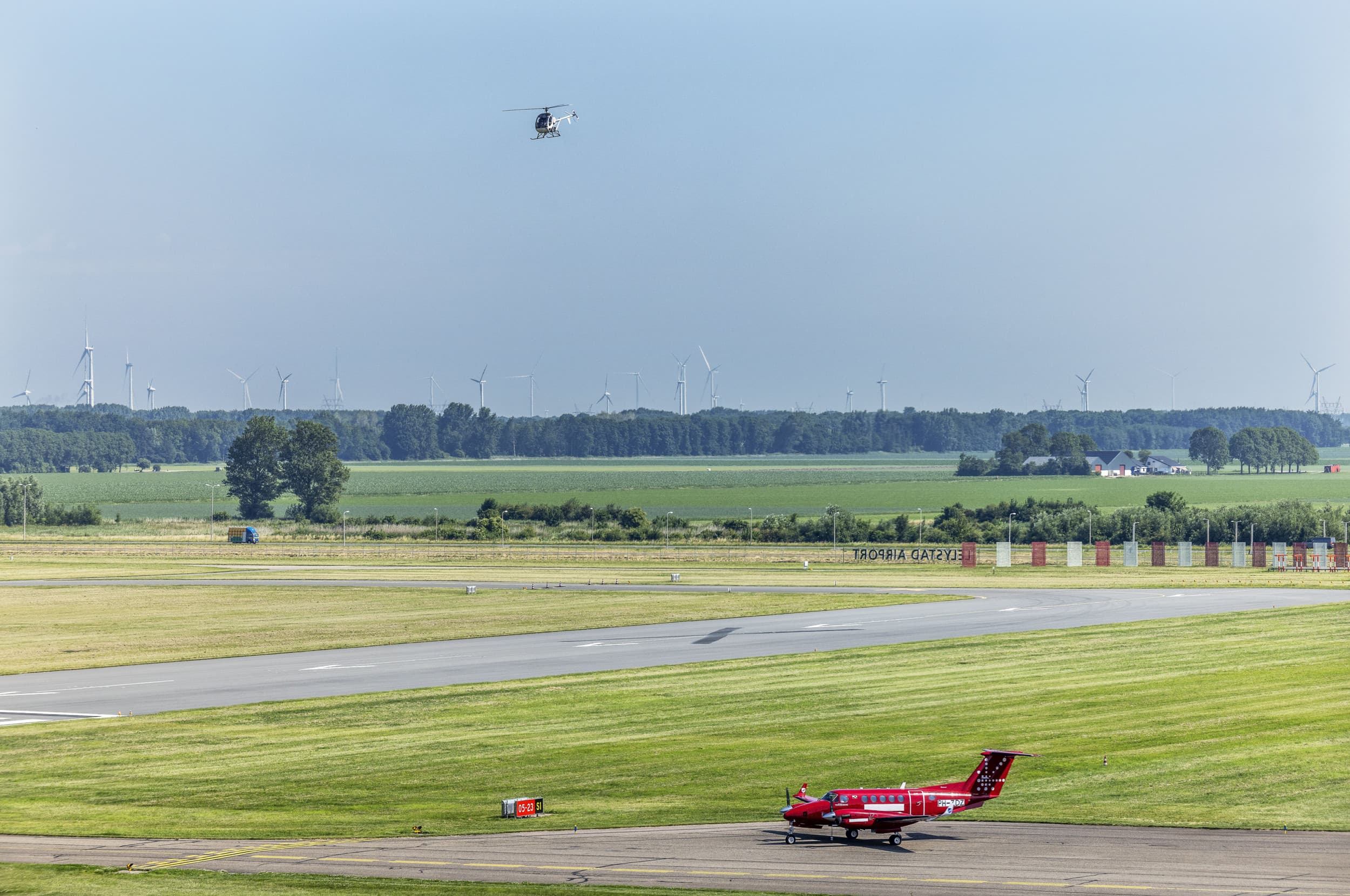 In een sloot langs Lelystad Airport heeft het Waterschap Zuiderzeeland concentraties PFOS aangetroffen die 538 keer boven de norm zitten. De GGD Flevoland adviseert daarom het water uit deze sloot, de Meerkoetentocht, niet te gebruiken. Agrariërs in de omgeving zijn hierover geïnformeerd. – Foto: ANP/ Hollandse Hoogte/ Jean-Pierre Jans