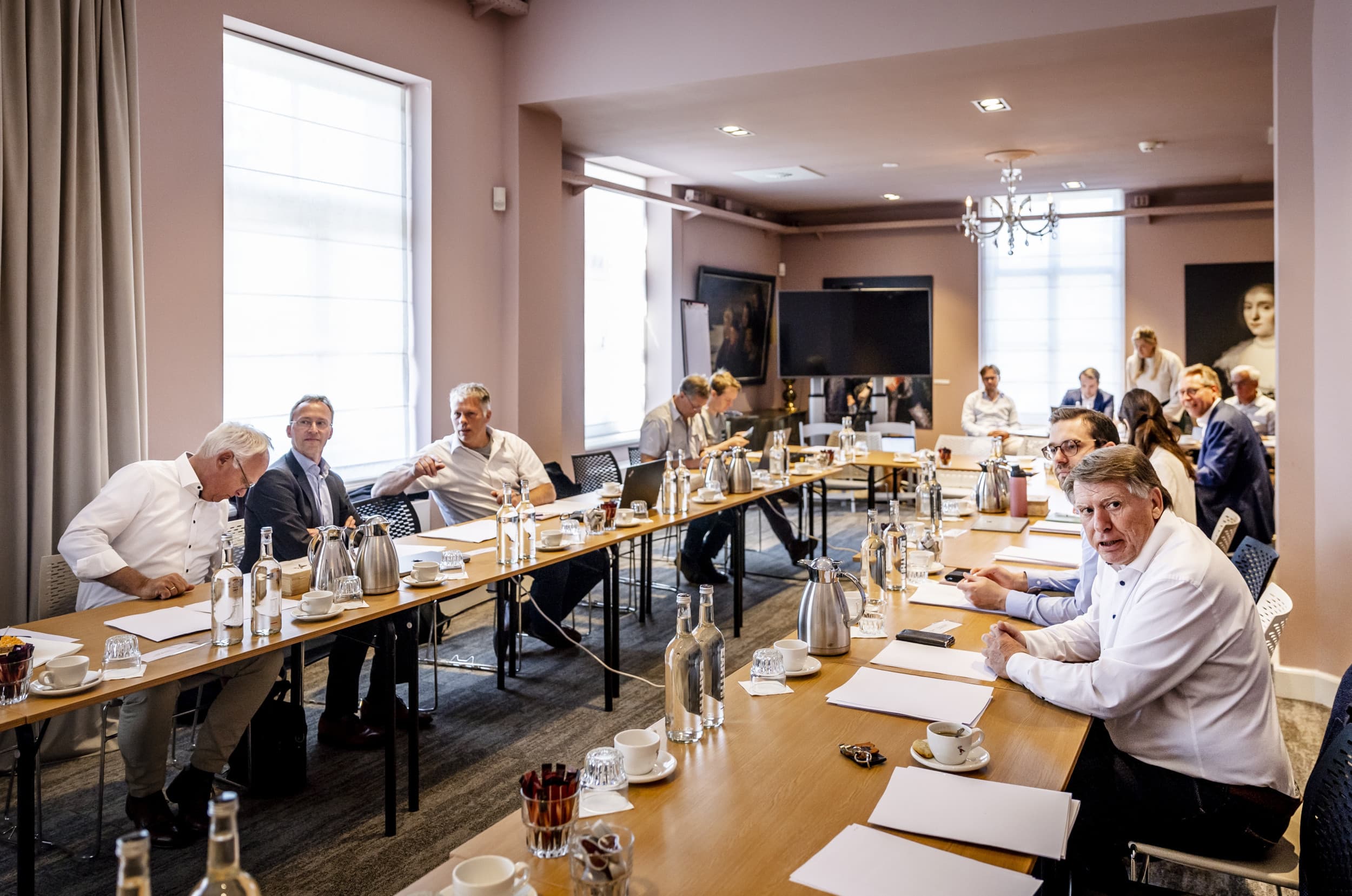 Sjaak van der Tak (r, LTO) in de vergaderzaal voorafgaand aan het overleg over het Landbouwakkoord, juni 2023. Piet Adema, voormalig minister van Landbouw, Natuur en Voedselkwaliteit, wilde toen dat er voor de zomer een Landbouwakkoord zou liggen. – Foto: ANP