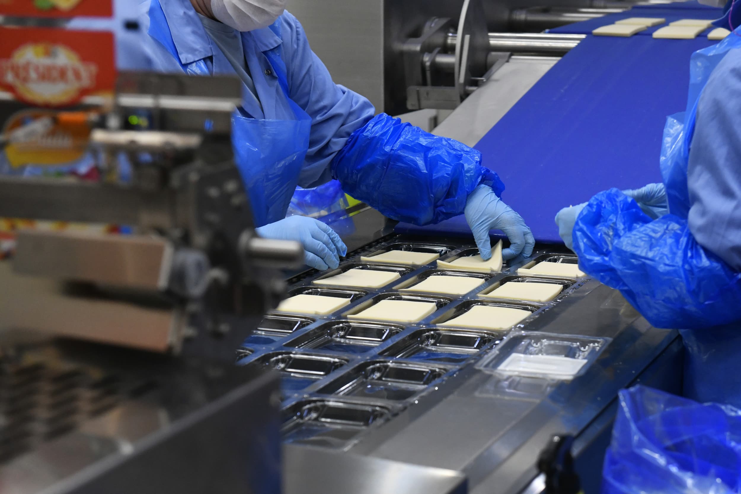 Productie mozzarella in een vestiging van Lactalis. – Foto: ANP
