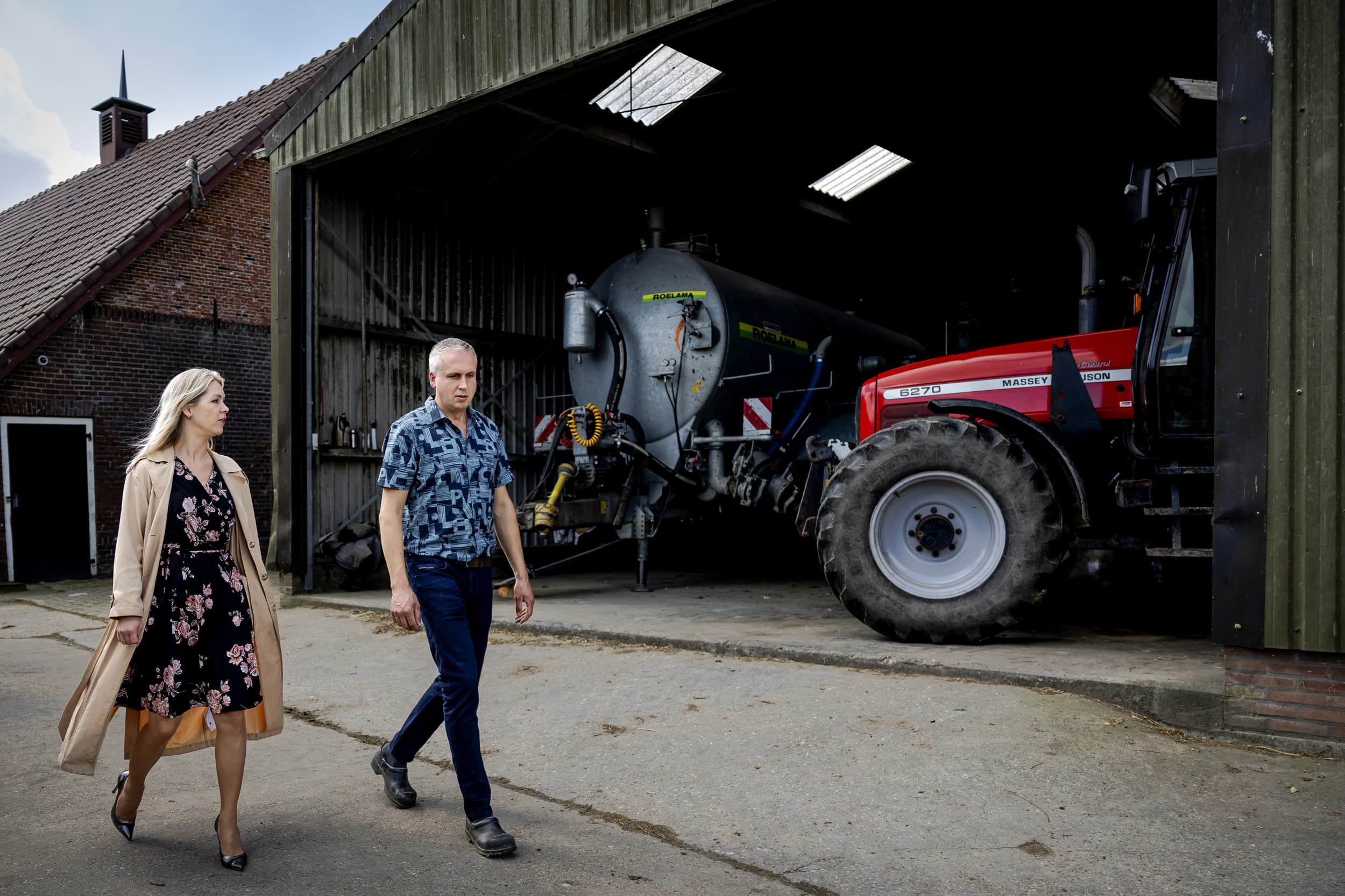 Minister Femke Wiersma (BBB, Landbouw, Visserij, Voedselzekerheid en Natuur) in gesprek met melkveehouder Peter Ruitenburg bij boerderij Lagerwoerd. – Foto: ANP