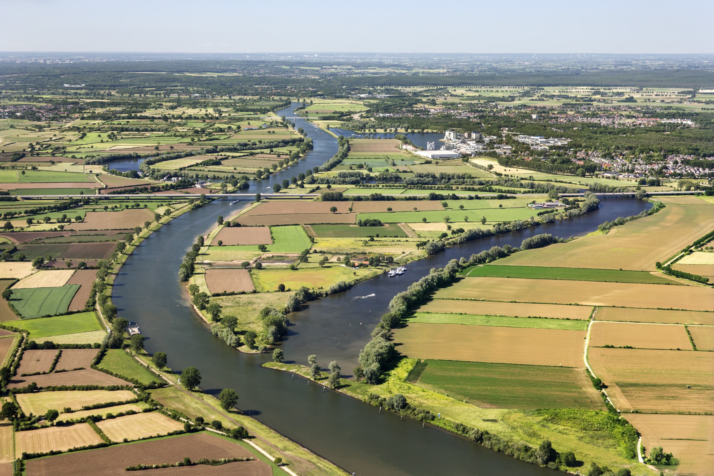 De Maas bij Gennep. Duitse onderzoekers twijfelen aan de herkomst van glyfosaat in rivieren. Maar volgens Peter Leendertse van het CLM blijkt uit metingen langs en in de Maas wel degelijk dat er een verband is tussen de gevonden gehalten glyfosaat en AMPA en het gebruik van het gewasbeschermingsmiddel. – Foto:: Frans Lemmens/Hollandse Hoogte/ANP