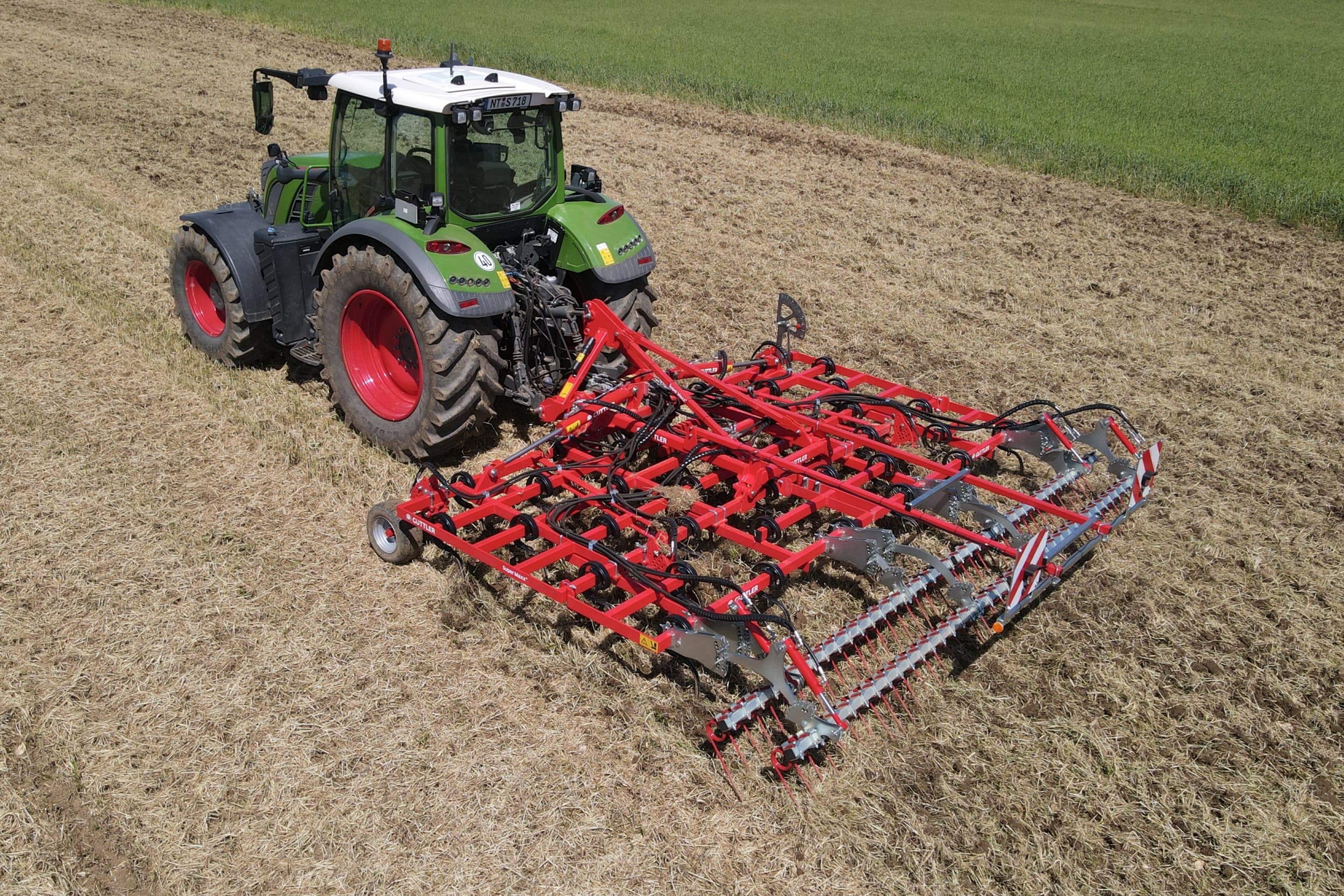 Vanaf 2025 is de diepteregeling van de Guttler Supermaxx-cultivator hydraulisch in te stellen. Een andere optie is het hydraulisch verstellen van de na-eg. – Foto’s: Güttler